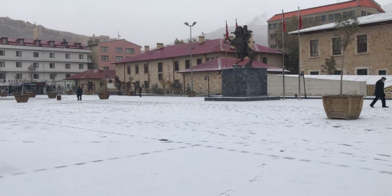 Bayburt Ve Erzincan’ın Yüksek Kesimlerinde Kar Yağışı Etkili Oldu