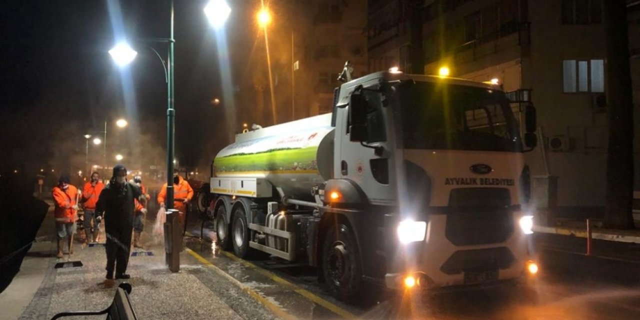 Ayvalık’ta Cadde Ve Sokaklarda Covid 19 Temizlikleri Bitmek Bilmiyor