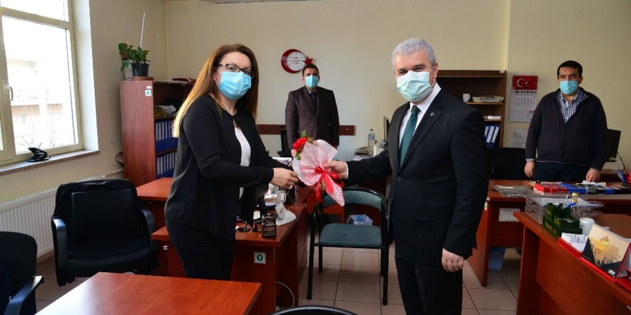 Kadınlar Gününde Vali Akın’dan Kadın Personele Karanfil