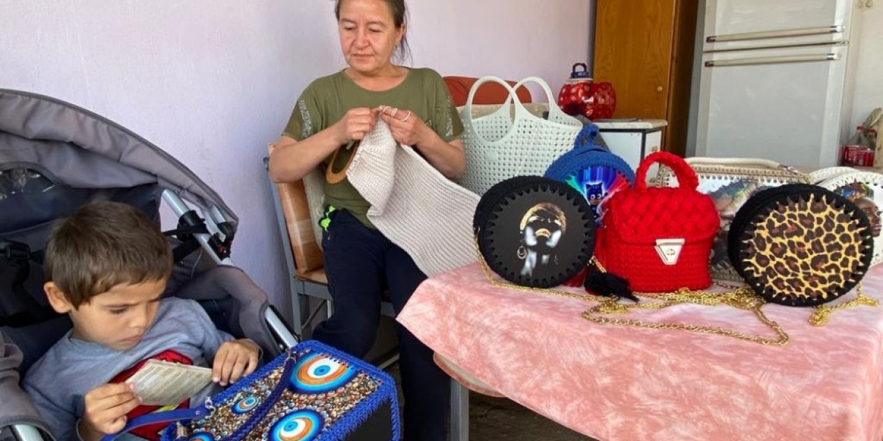 Oğlunun Tedavisine Katkı Sağlamak İçin Çanta Örüyor