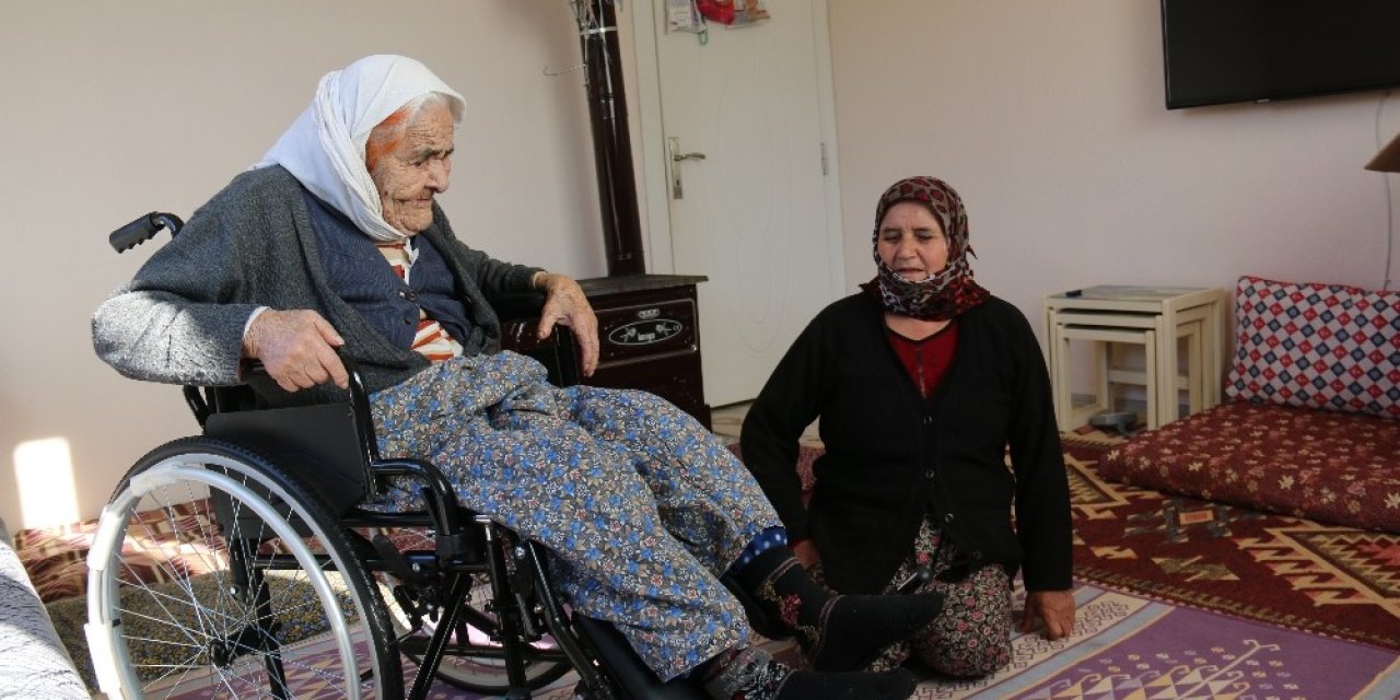 102 Yaşındaki Fatma Nine’nin Tekerlekli Sandalye Mutluluğu