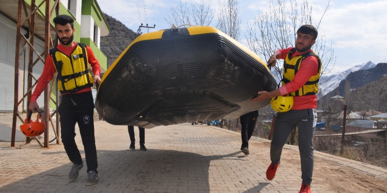 Sporcular 8 Mart Dünya Kadınlar Gününde Rafting Yapıp Pankart Açtı