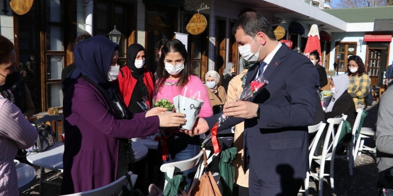 Baydilli Kadınlarla Bir Araya Gelerek Çiçek Dağıttı