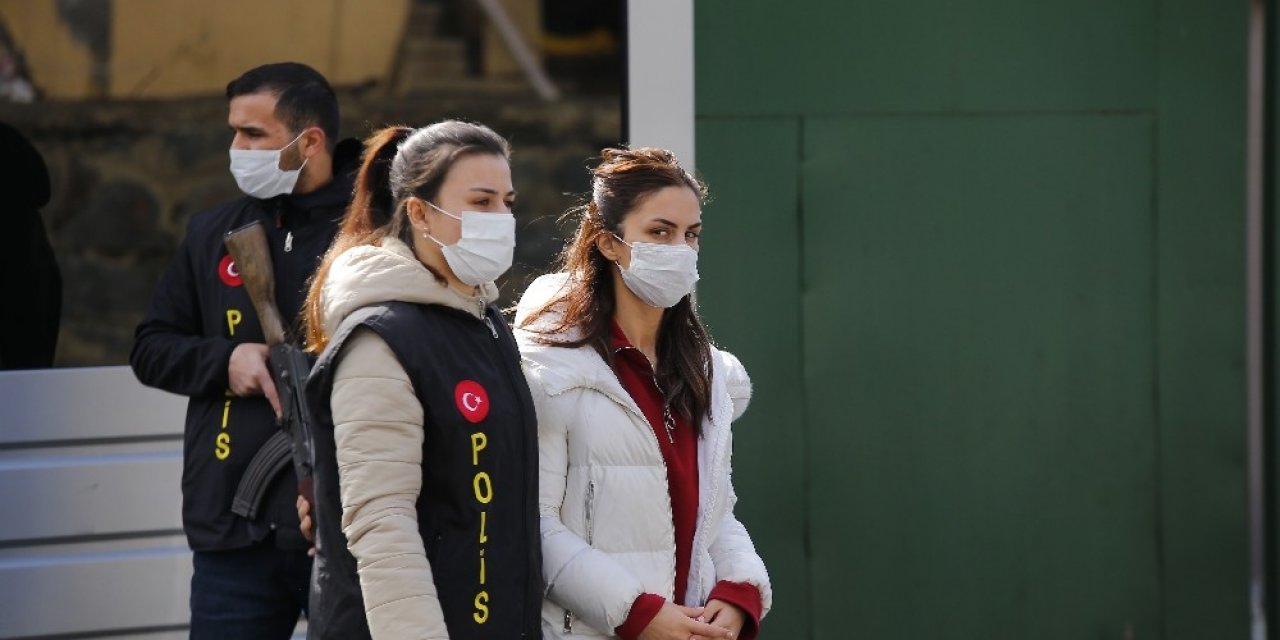 Otomobilinde Uyuşturucu Bulunan Oyuncu Ayşegül Çınar, Adliyeye Sevk Edildi