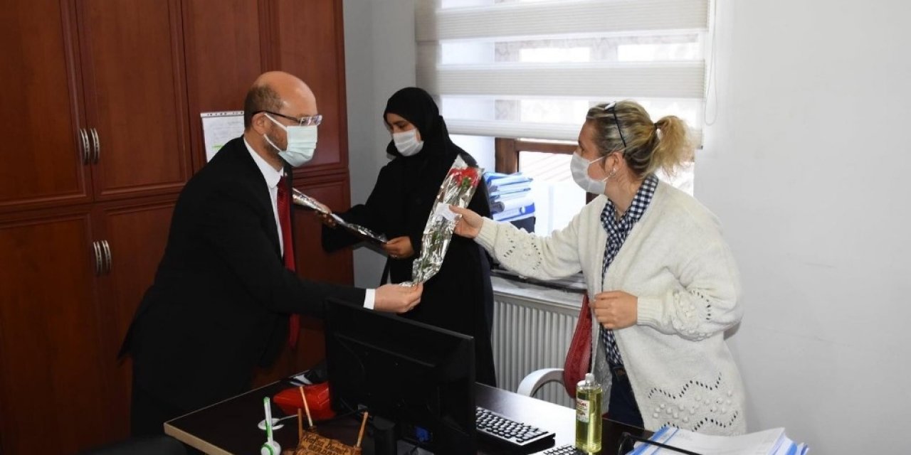 Başkan Özcan, 8 Mart Dünya Kadınlar Gününde Karanfil Dağıttı