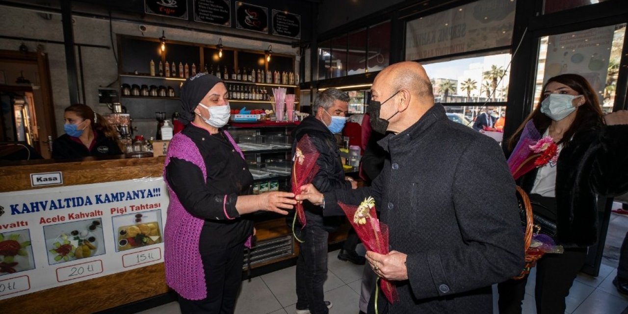 Başkan Soyer, Kadınlara Karanfil Dağıttı