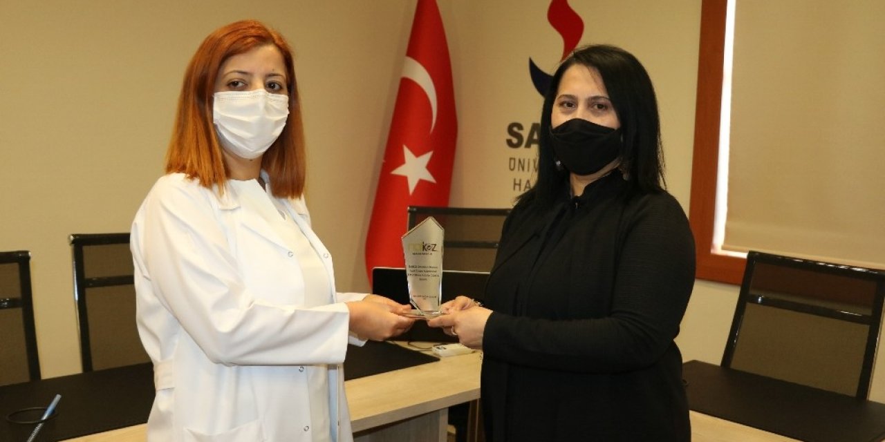 Kadın Gazeteciden Kadın Sağlık Çalışanlarına Plaket