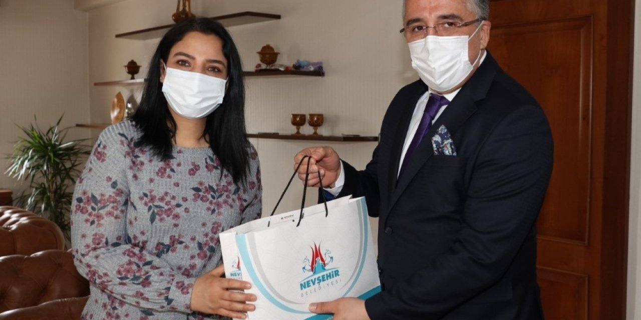 Belediye Başkanı Savran, Valilik Ve Belediyede Çalışan Kadınları Unutmadı
