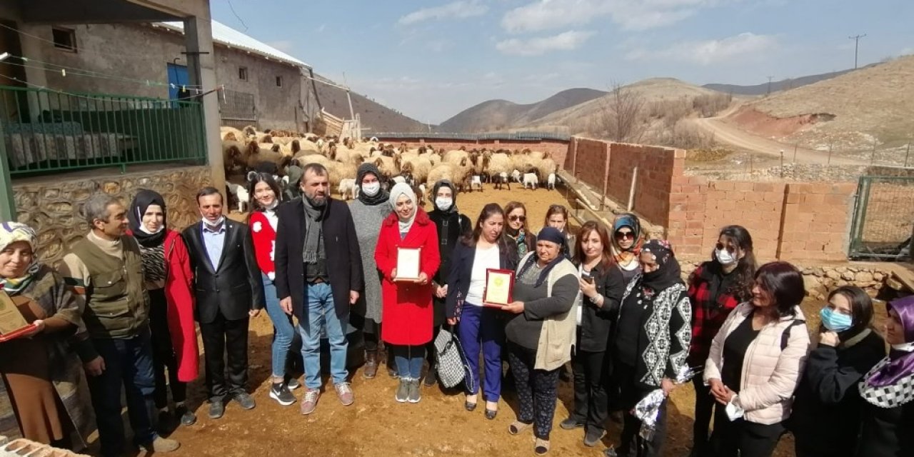 Üreten Kadınlara Çiçek