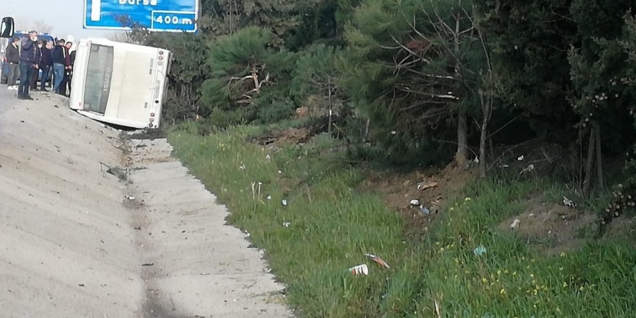 Lastiği Patlayan Otobüs Devrildi: 18 Yaralı