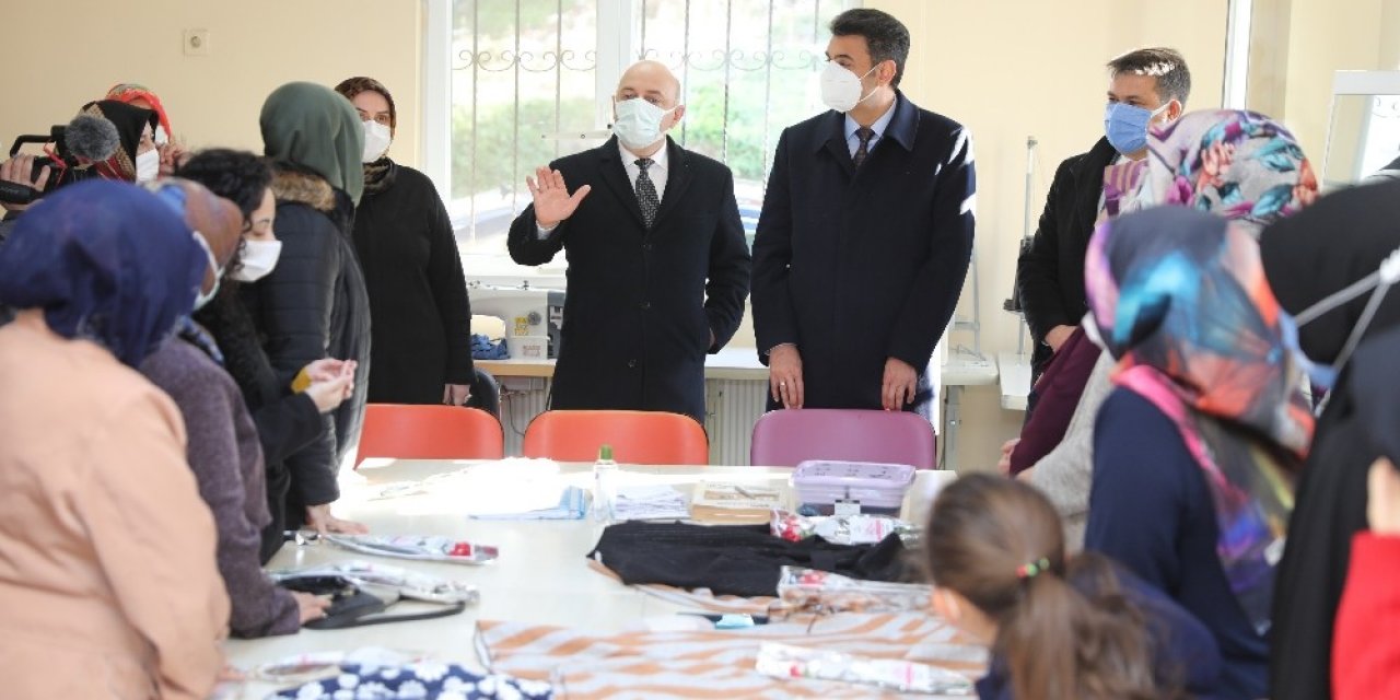 Başkan Bıyık, Kadın Kursiyerlere Çiçek Dağıttı