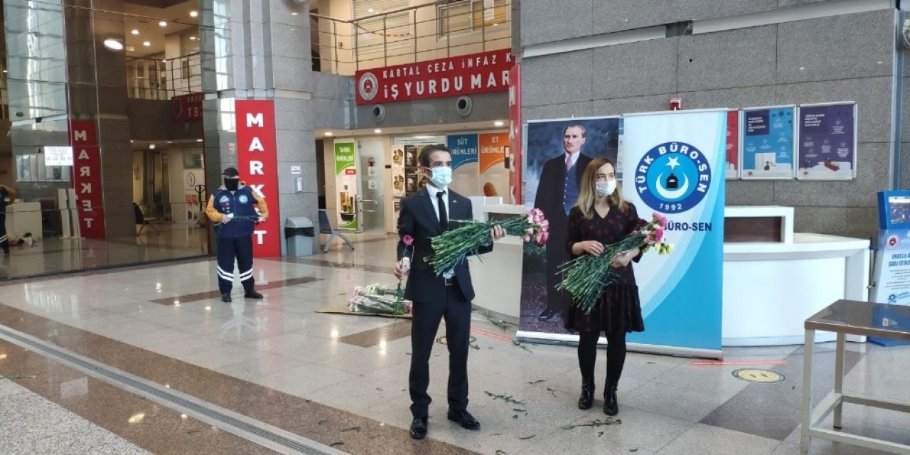 Türk Büro-sen İ̇stanbul Adalet Sarayı’nda Çiçek Dağıttı