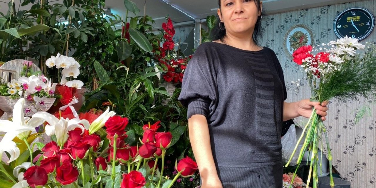 Kadınlara Çiçekler Kadın Elinden