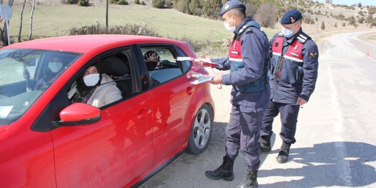 Jandarma Ekipleri, Uygulama Noktasında Kadınlara Karanfil Dağıttı