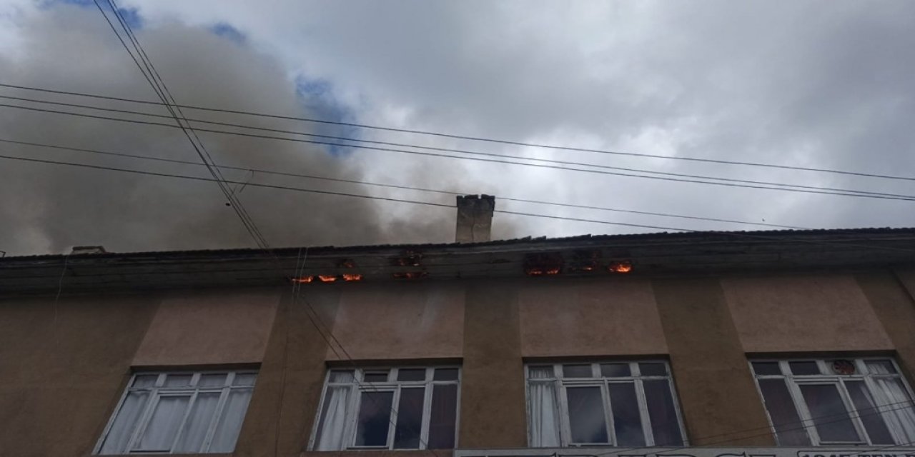 Virüsü Unuttular Yangını Seyretmek İçin Toplandılar