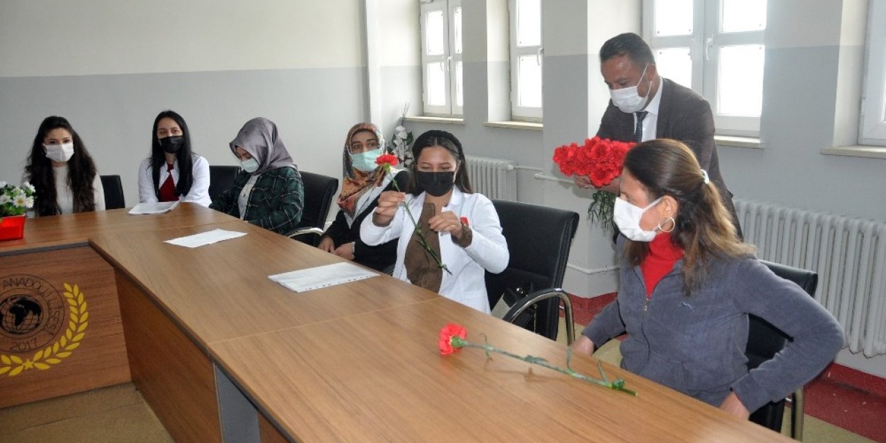 Yüksekovalı Muhtardan Öğretmenlere Gül Ve Yaş Pasta Sürprizi