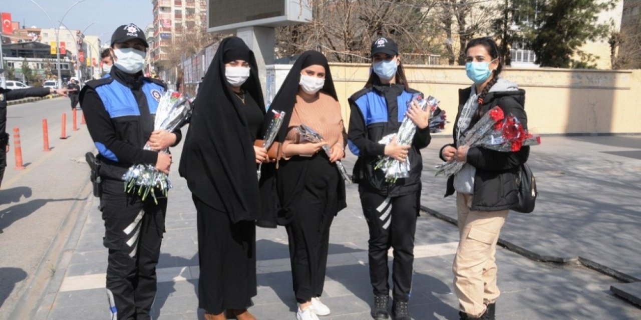 Cizre Polisi Kadınlara Karanfil Hediye Edip Günlerini Kutladı