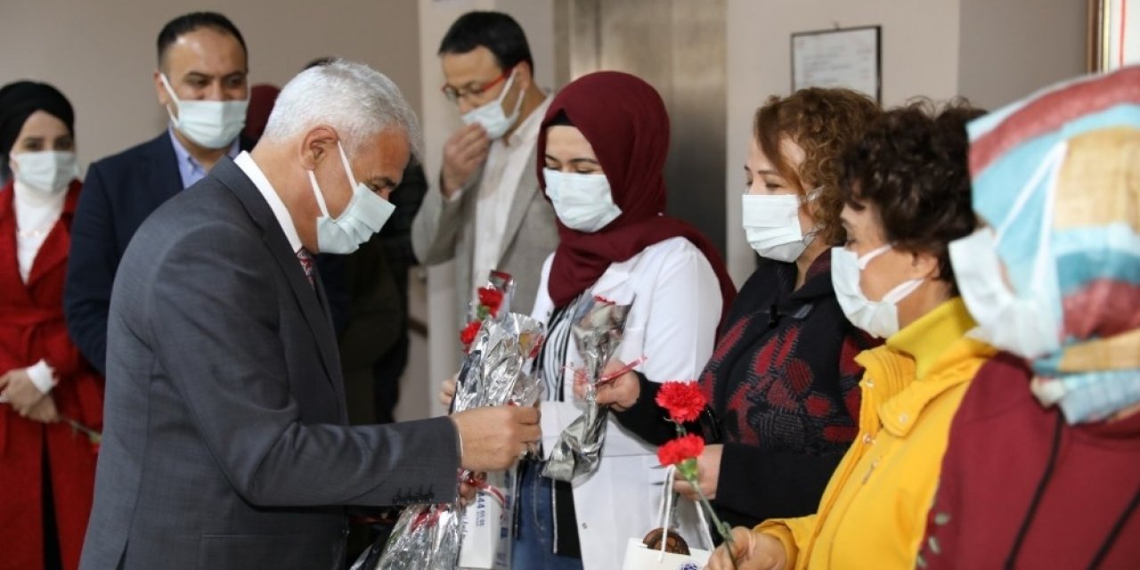 Başkan Güder, Kadınlara Karanfil Dağıttı