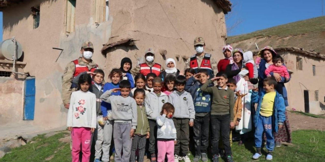 Jandarmanın Kadınlara Verdiği Karanfillere Türkçe Ve Kürtçe Teşekkür