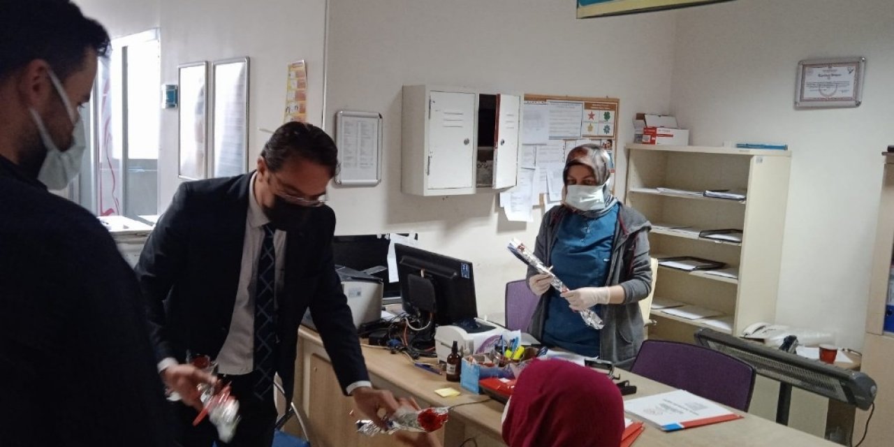 Vanlı Hayırseverden Kadın Sağlık Çalışanlarına Karanfil