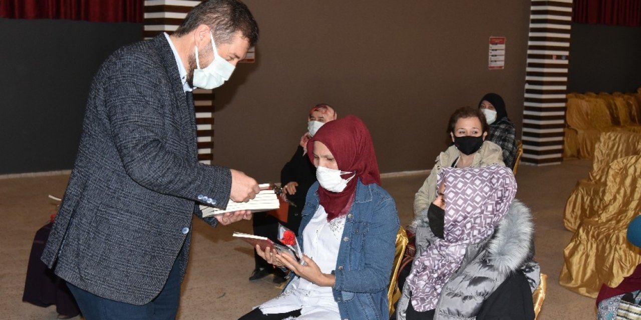 Sındırgı’da Edebiyatın Avlusunda Kadın Konferansı