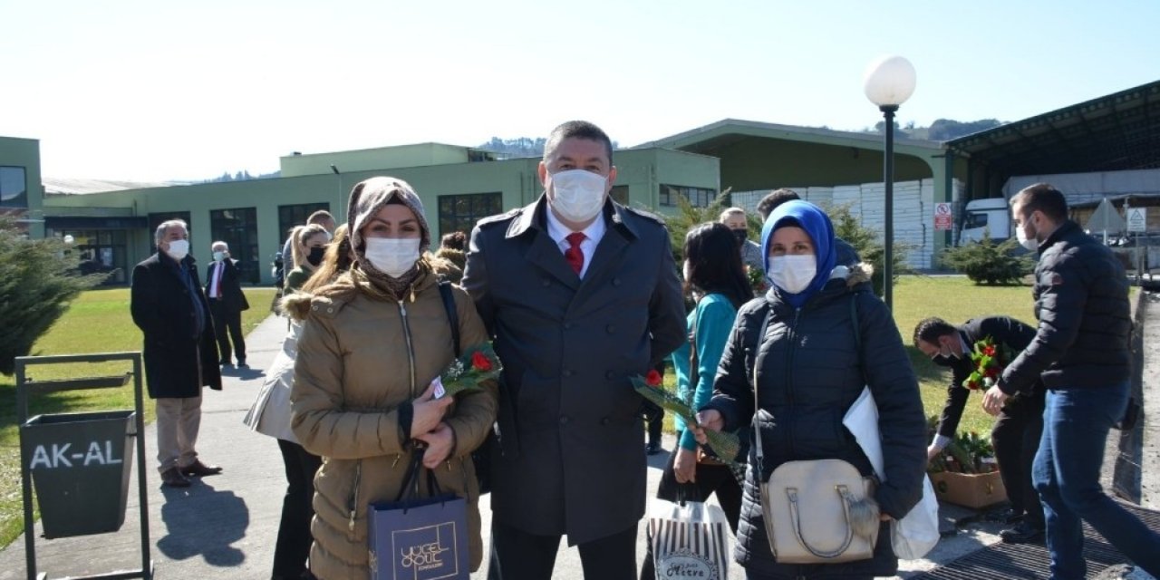 Başkan Tekin’den 8 Mart Jesti