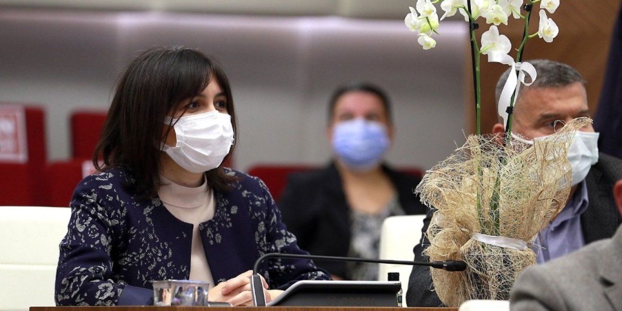 Başkan Böcek’ten, Kadın Meclis Üyelerine Orkide