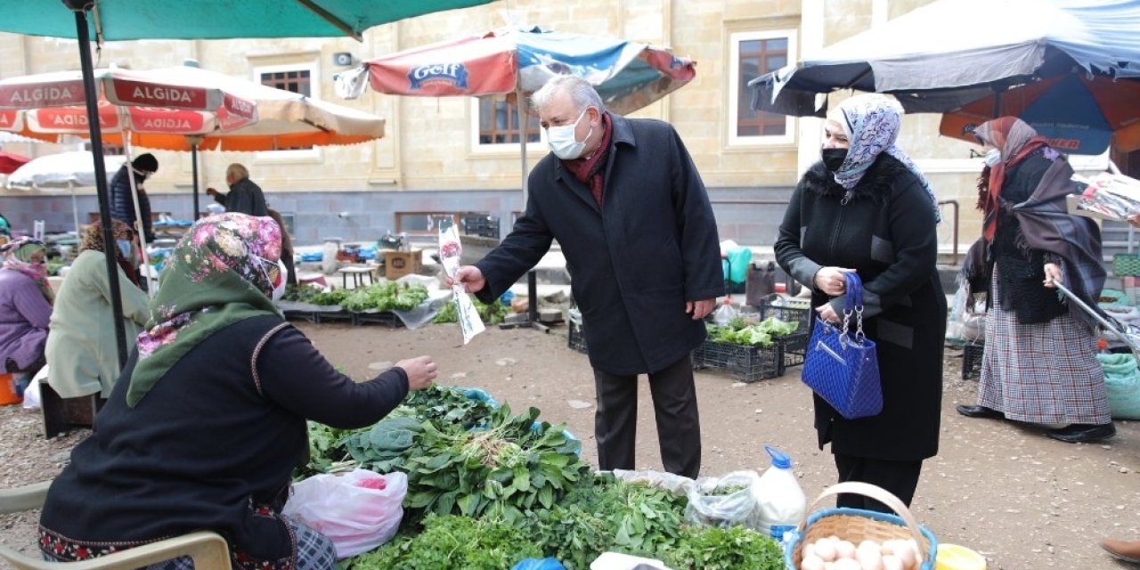 Kadın Pazarcı Esnafına Çiçek Takdim Edildi