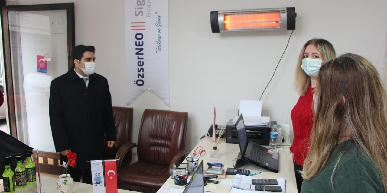 Kaymakam Kini’den Bayanlara Çiçek