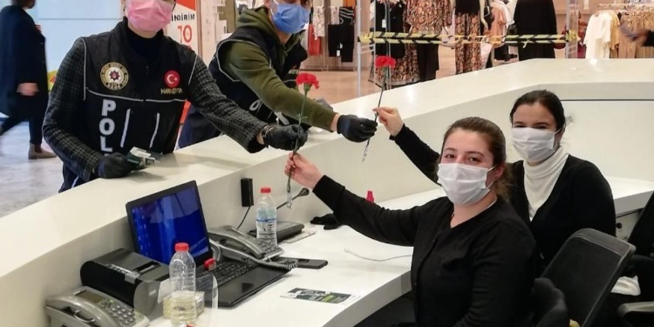 Polislerden Kadınlara Karanfil