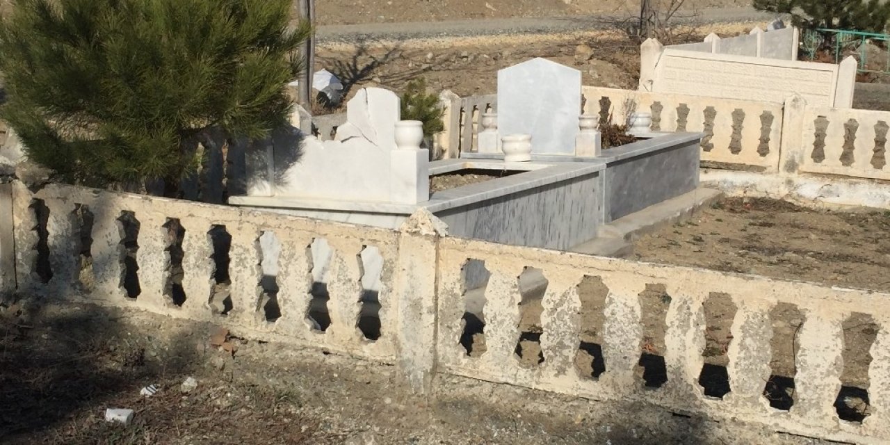 Kastamonu’da Bir Mezarın Taşları Tahrip Edildi