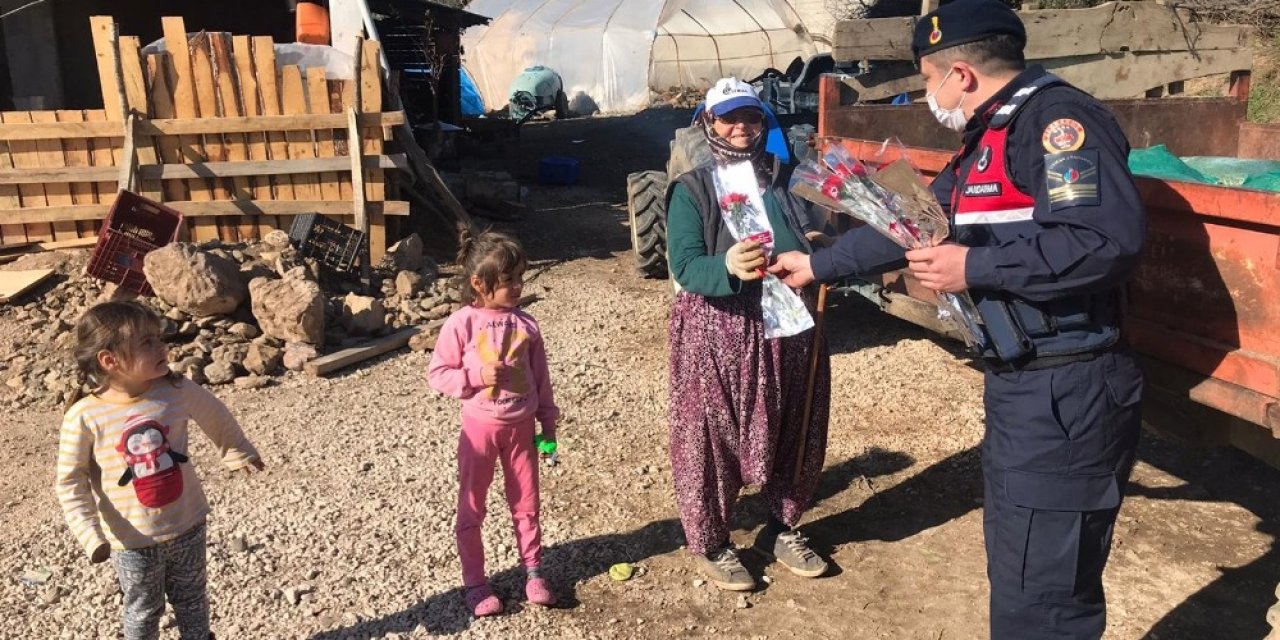 Jandarma Kadınlara Karanfil Dağıttı