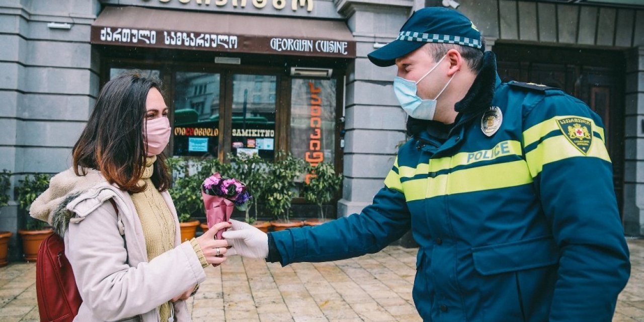 Gürcistan’da Polis Kadın Sürücülere Çiçek Dağıttı