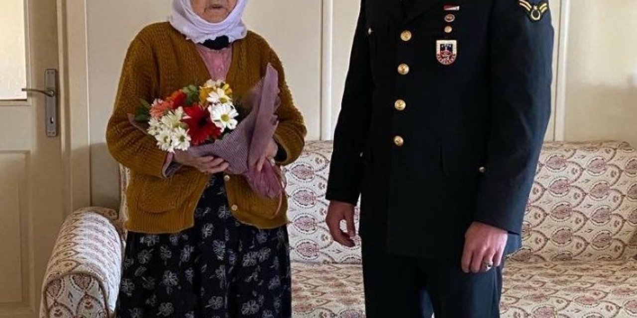 Jandarmadan Kadınlar Gününde Şehit Annesine Karanfil
