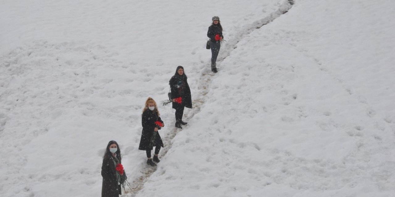 Karlı Tepeleri Aşarak Kadınlara Karanfil Dağıttılar