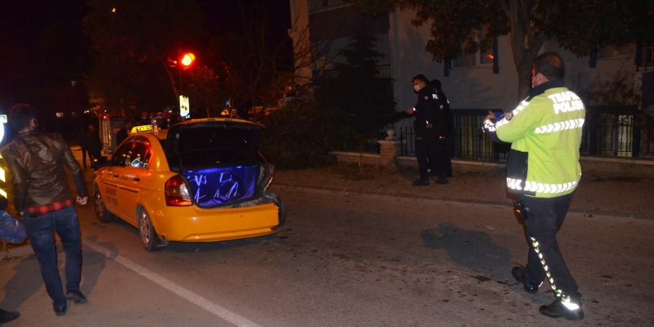 Taksiye Çarpan Otomobil Bahçe Duvarında Asılı Kaldı