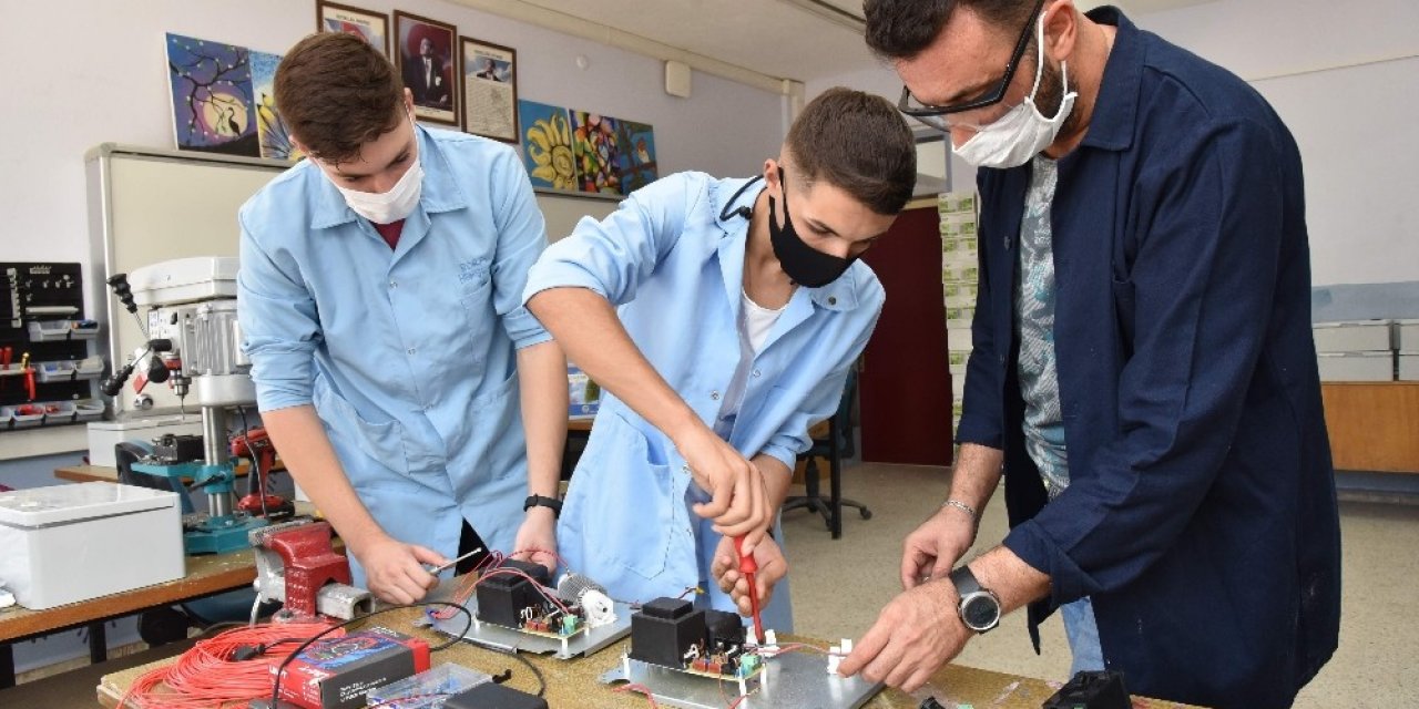 Denizli’de Öğretmenler Ve Öğrencilerin ’sarozon’ Adlı Ozon Cihazı Tescillendi