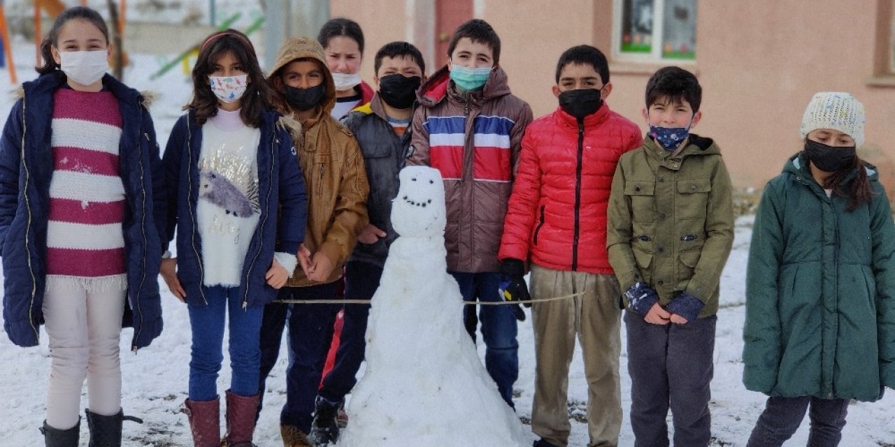 Öğrenciler Okul Bahçesinde Karın Keyfini Kartopu Oynayarak Yaşadı