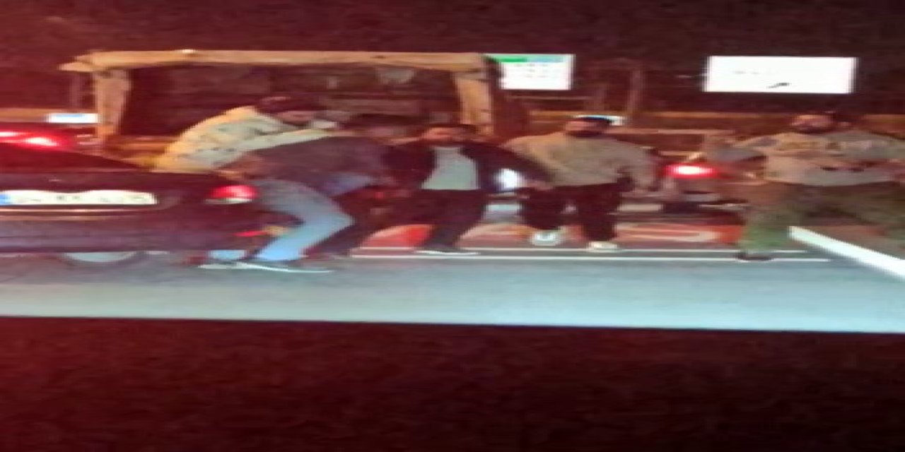 Trafiği Tehlikeye Düşüren Kamyonet Sürücüne Dayak Kamerada
