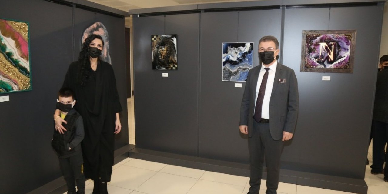 Eyüpsultanlı Kadın Sanatçıdan “reçinenin Renklerle Dansı” Sergisi