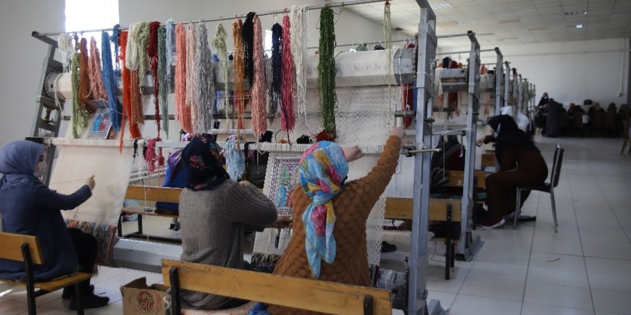 Mahalledeki Sosyal Tesis, 13 Yıldır Kadınlara İş Kapısı Oluyor