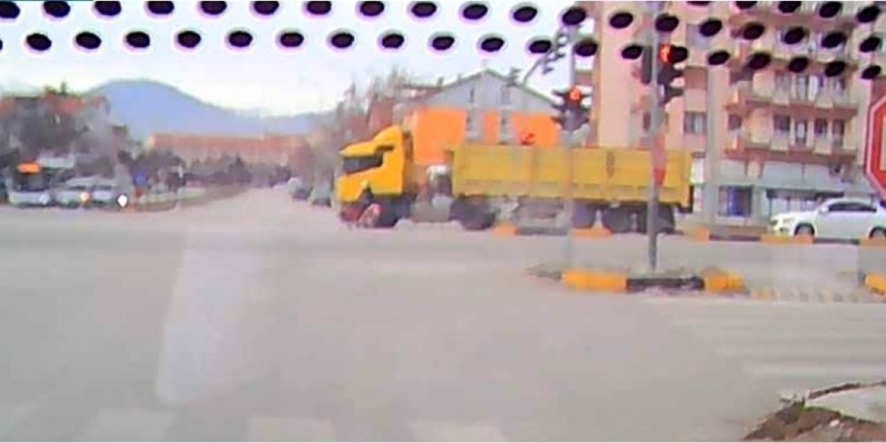 Isparta’da Tır İle Çarpışan Motosikletin Sürücüsü Ölümden Döndü