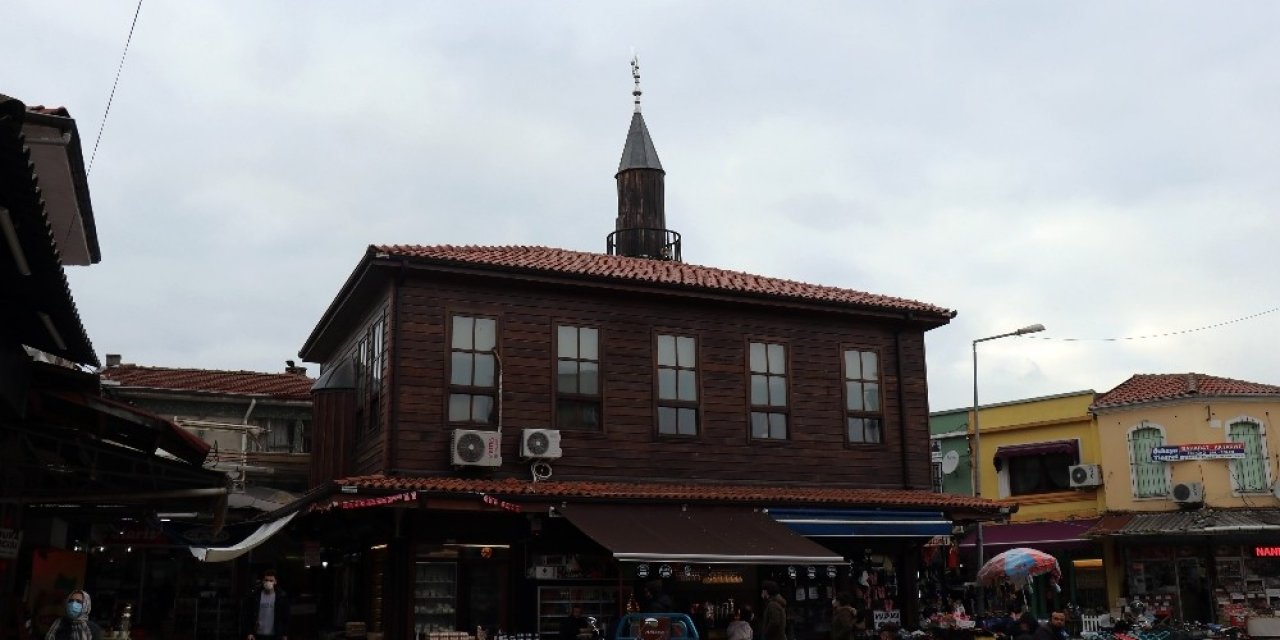 Tarihi Çarşı İçerisindeki 270 Yıllık Cami