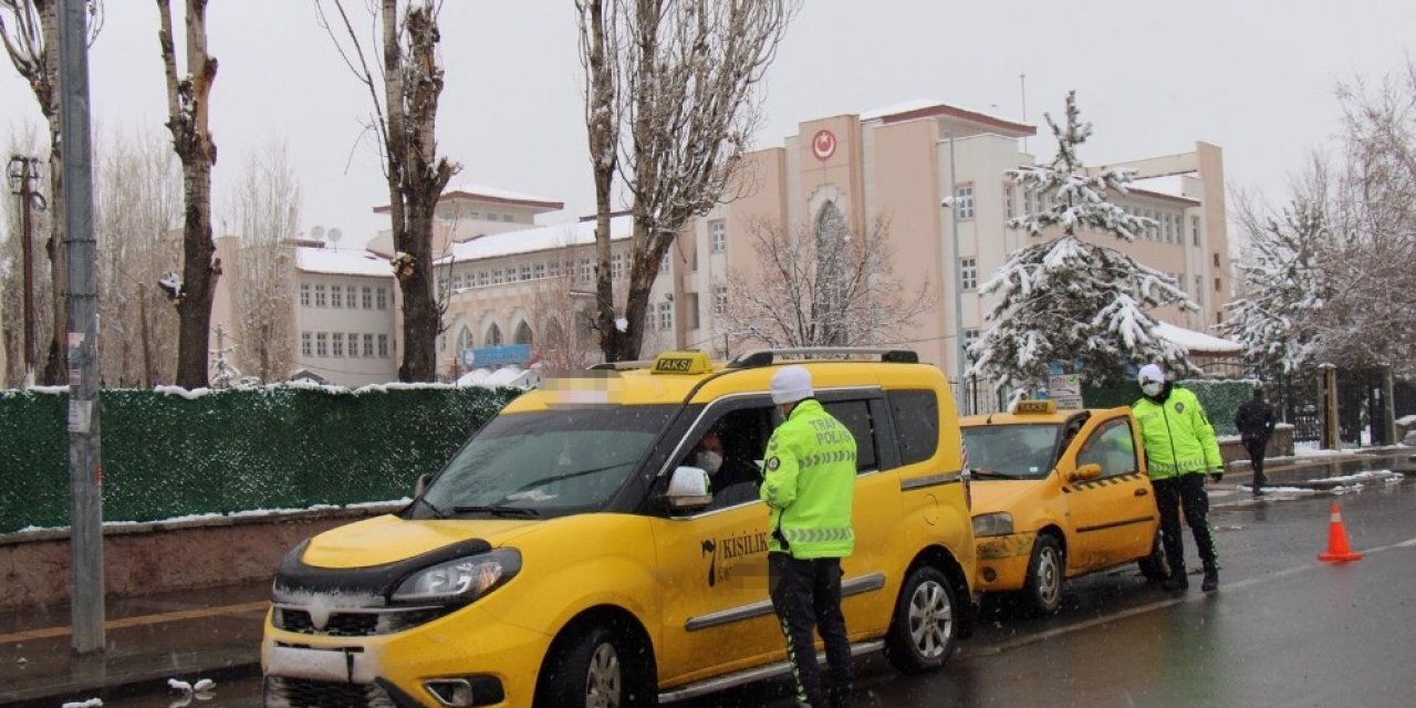 Kars’ta Yolcu Taşımacılığı Yapan Araçlar Denetlendi
