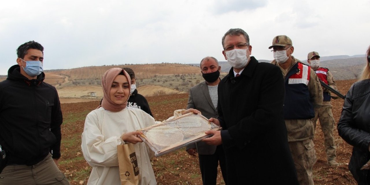 Devlet Desteği İle 40 Kovanla Başladı, Şimdi 300 Kovanı Var, Hedefi Ürettiği Balı Dünyaya Satmak