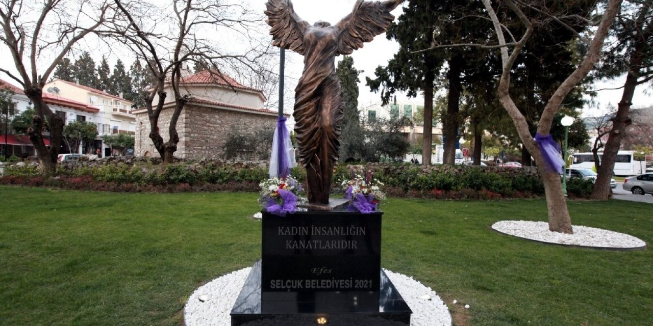 Selçuk’ta "kadın İ̇nsanlığın Kanatlarıdır" Heykeli Ziyarete Açıldı