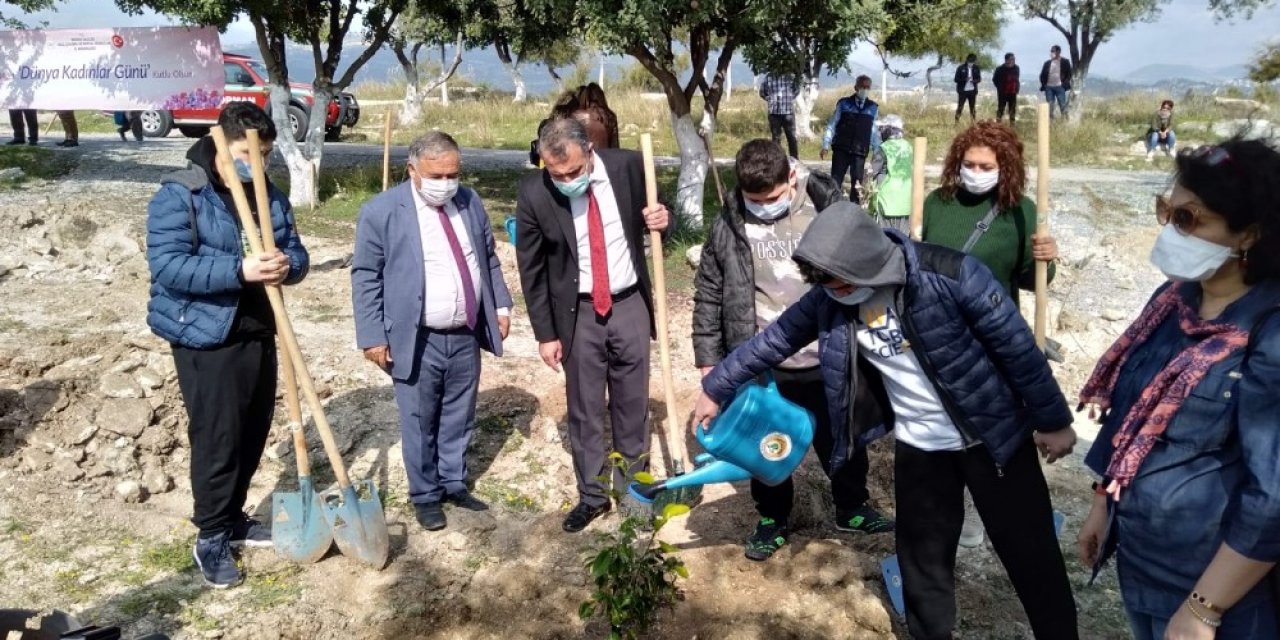 Kadınlar ’çocuk Hatıra Ormanı’na Fidan Dikti