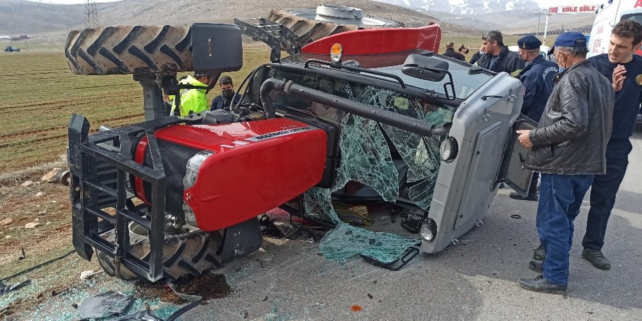 Devrilen Traktörün Sürücüsü Kabin Sayesinde Hayatta Kaldı