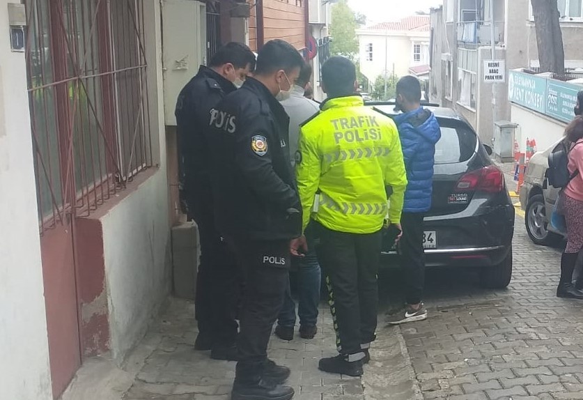 Babasının arabasını gizlice alan çocuk sürücü polise çarptı
