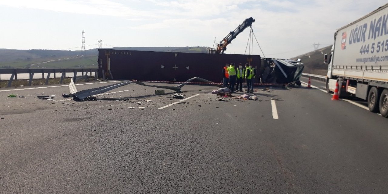 Arnavutköy’de Tır Devrildi: 1 Yaralı